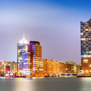 Elbphilharmonie und Hamburger Hafen bei Nacht - ©John Smith - stock.adobe.com