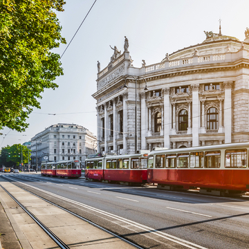 Wiener Ringstraße mit Burgtheater - © JFL Photography - stock.adobe.com