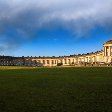 Royal Crescent in Bath am Fluss Avon, Vereinigtes Königreich - ©Claudio Gennari - stock.adobe.com