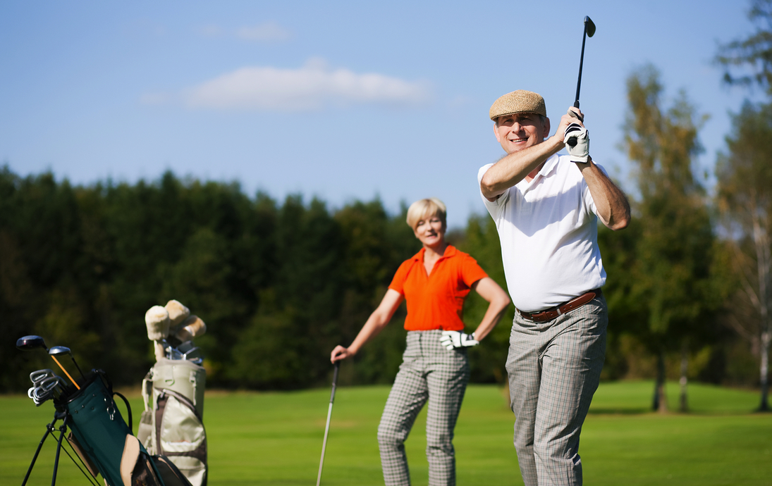 älteres Paar beim Golfen