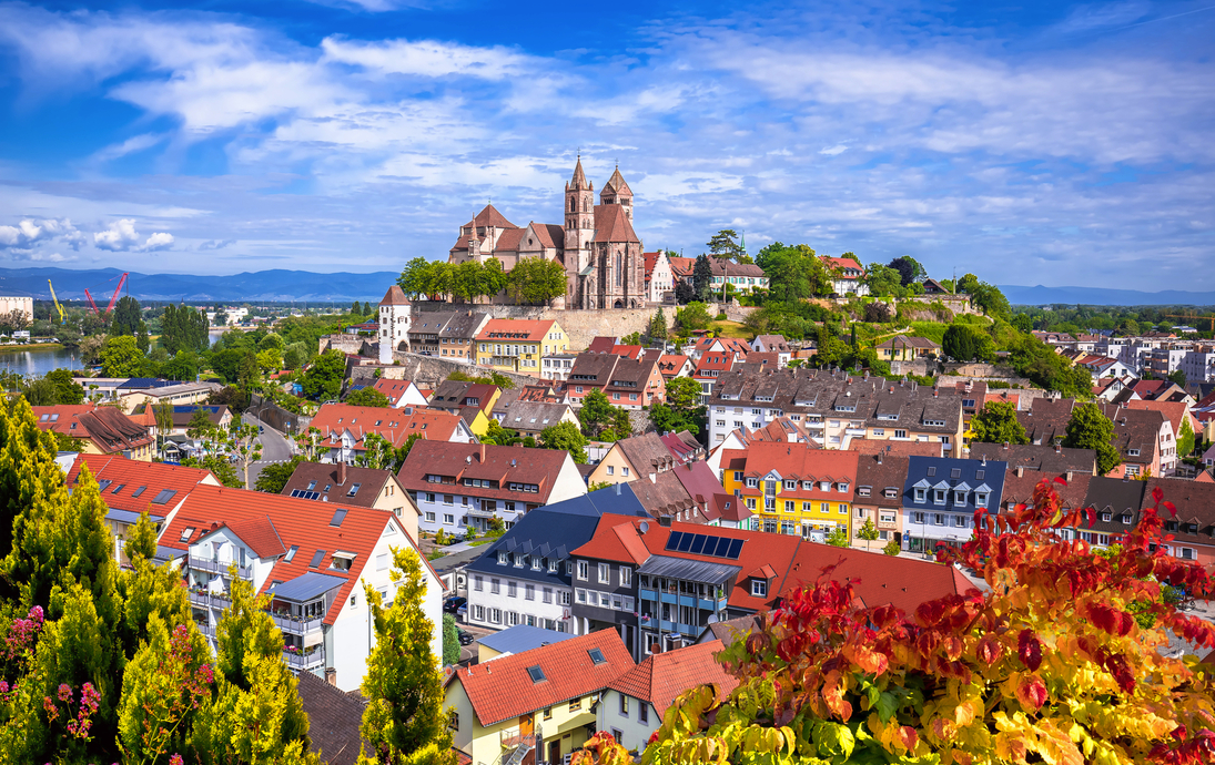 Blick auf die historische Stadt Breisach mit Dom