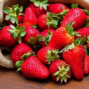 frische Erdbeeren auf Holz in Jutesack
