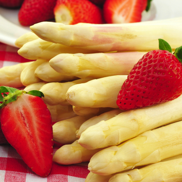 Spargel mit Erdbeeren - ©Printemps - stock.adobe.com