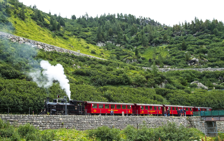 Alter Zug mit Dampflockomotive am Furkapass