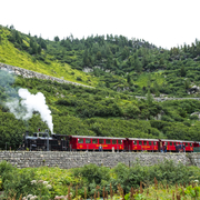 Alter Zug mit Dampflockomotive am Furkapass