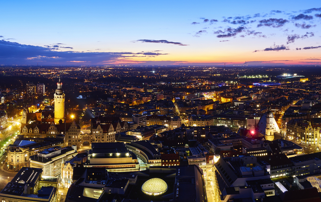 nächtliches Panorama von Leipzig mit Rathaus und Thomaskirche