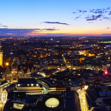 nächtliches Panorama von Leipzig mit Rathaus und Thomaskirche - ©Manuel Schönfeld - stock.adobe.com