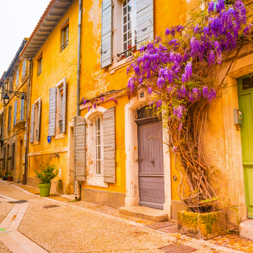 Blick auf eine schmale Straße im historischen Zentrum von Arles - © romas_ph - stock.adobe.com