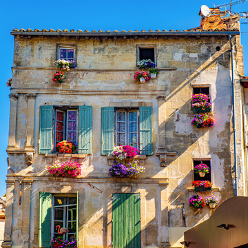 Fensterläden und Blumenkästen in Arles - © Acker - stock.adobe.com