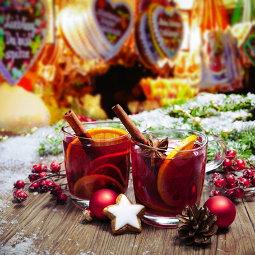 Glühwein auf einem Weihnachtsmarkt - © Alexander Raths - stock.adobe.com