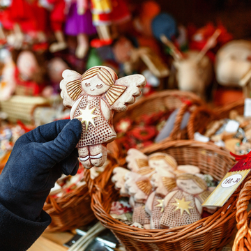 handgemachter Weihnachtsengel auf dem Weihnachtsmarkt - © EdNurg - stock.adobe.com