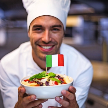 frische Pasta mit italienischer Flagge
