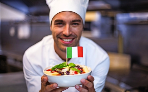 frische Pasta mit italienischer Flagge