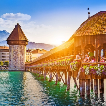 Luzern mit Kapellbrücke bei Sonnenuntergang, Schweiz