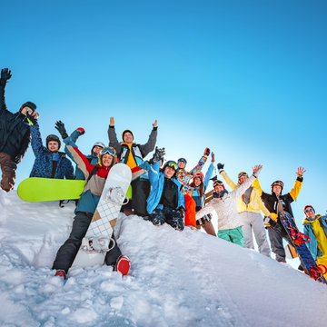 Gruppe von Skifahrern und Snowboardern im Skigebiet - ©cppzone - stock.adobe.com