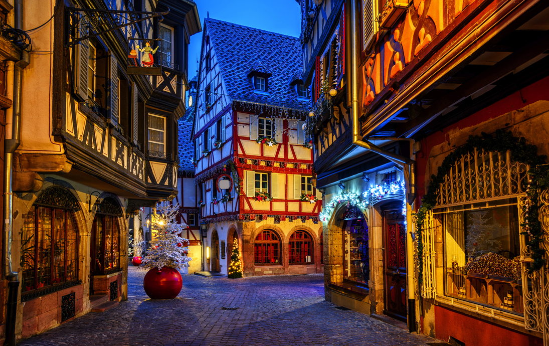 Weihnachtsdekorationen und -beleuchtung in der Altstadt von Colmar
