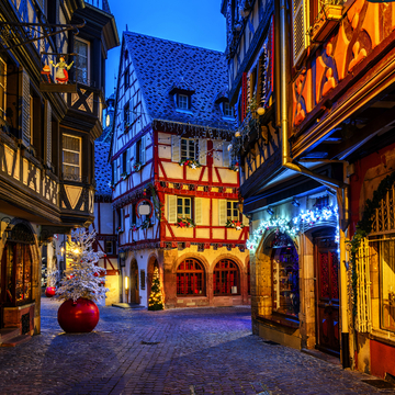 Weihnachtsdekorationen und -beleuchtung in der Altstadt von Colmar - © Boris Stroujko - stock.adobe.com