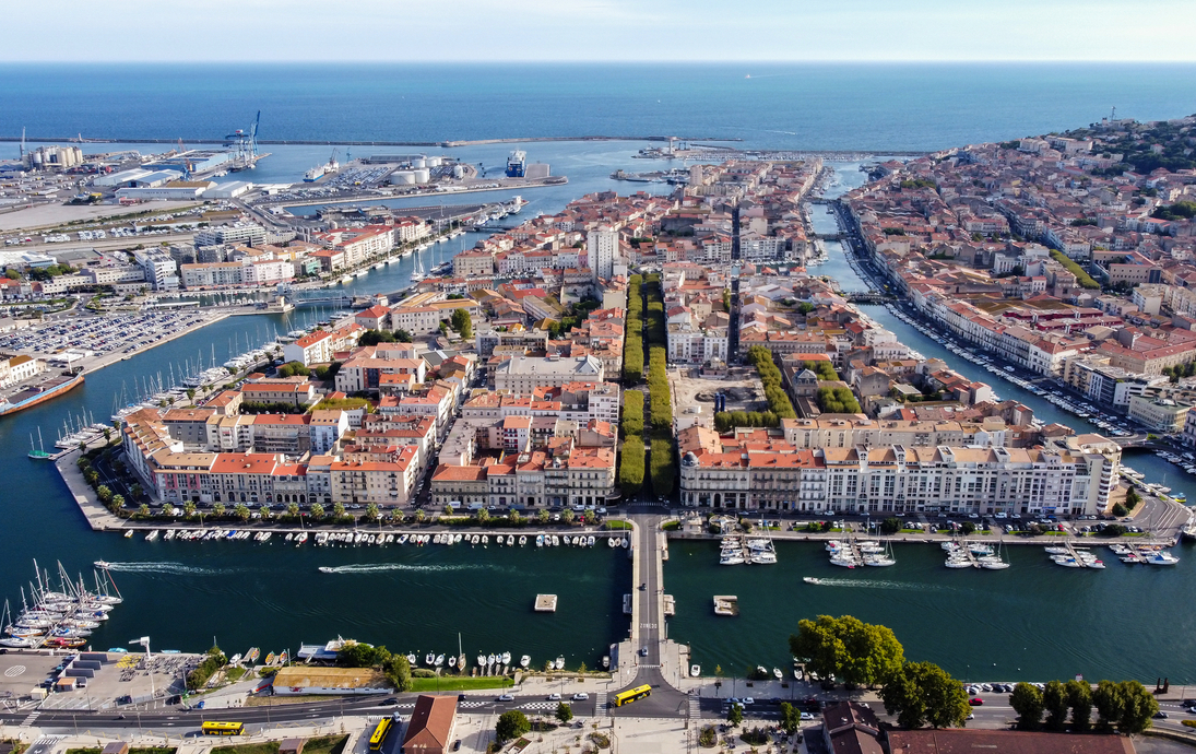 Luftaufnahme der Altstadt von Sete im Süden Frankreichs 