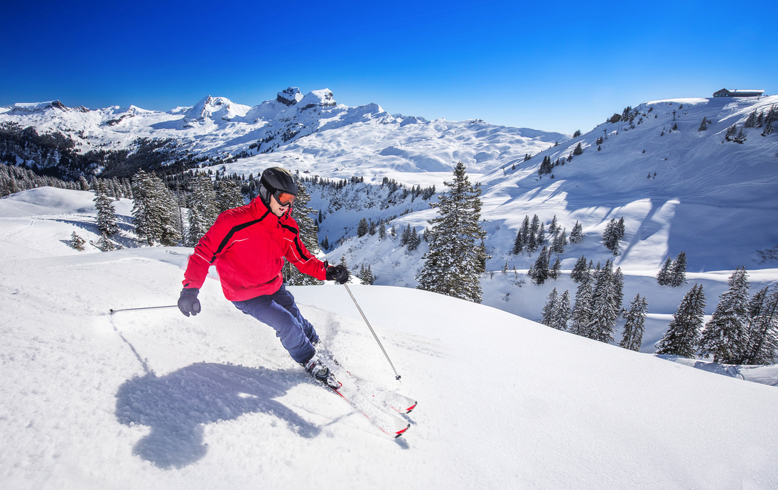 Skifahrer im Skigebiet Hoch-Ybrig in den Schweizer Alpen