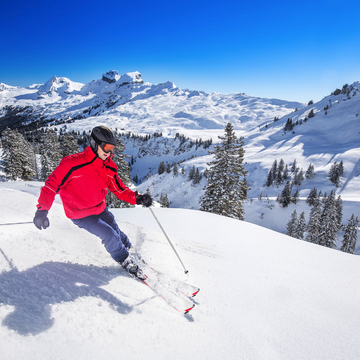 Skifahrer im Skigebiet Hoch-Ybrig in den Schweizer Alpen