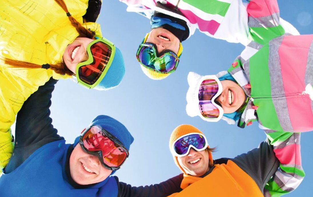 Freunden im Ski-Urlaub