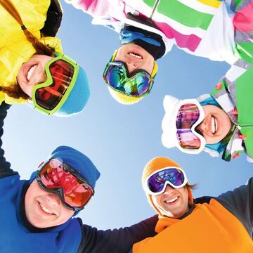 Freunden im Ski-Urlaub - © yanlev - Fotolia