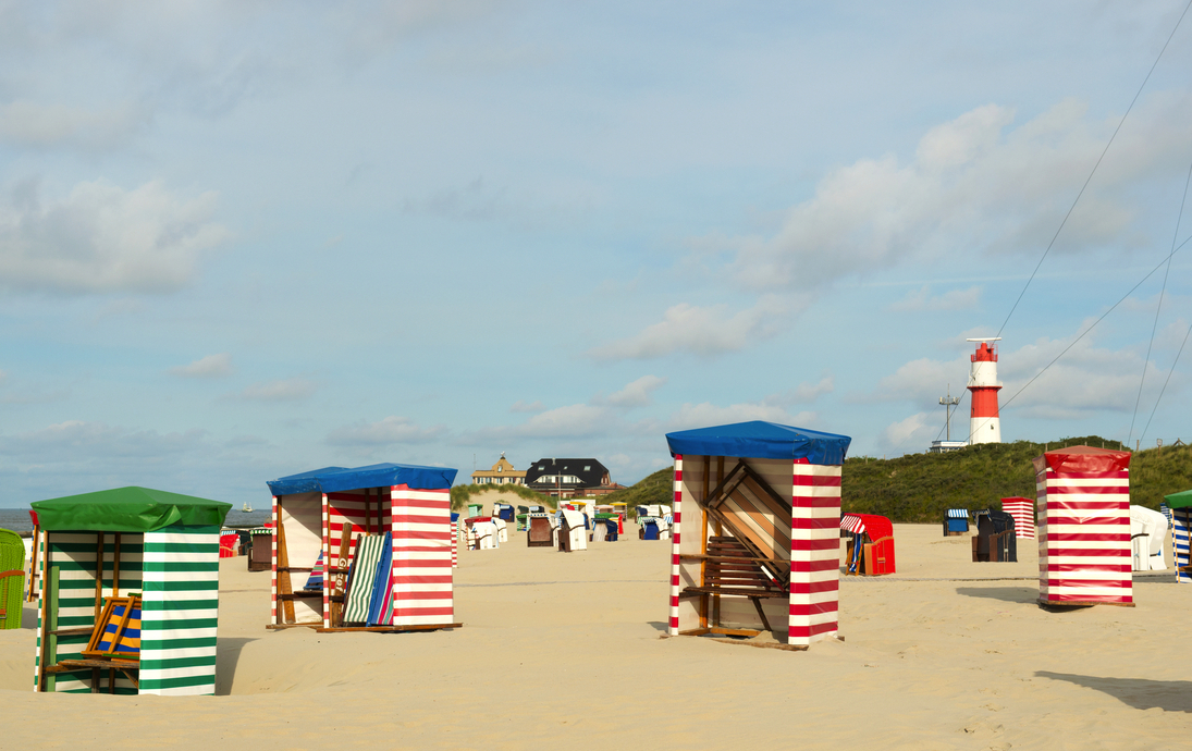 Strandkörbe am Strand von der Insel Borkum, Deuschland