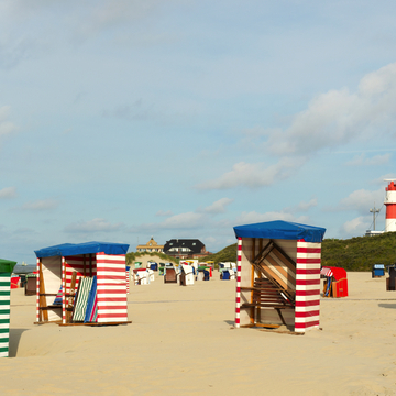Strandkörbe am Strand von der Insel Borkum, Deuschland - © MartinW - stock.adobe.com