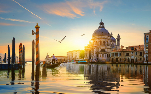 © Givaga - stock.adobe.com Gondoliere vor Santa Maria della Salute in Venedig