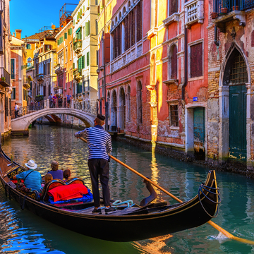 schmaler Kanal mit Gondel und Brücke in Venedig - © Ekaterina Belova - stock.adobe.com