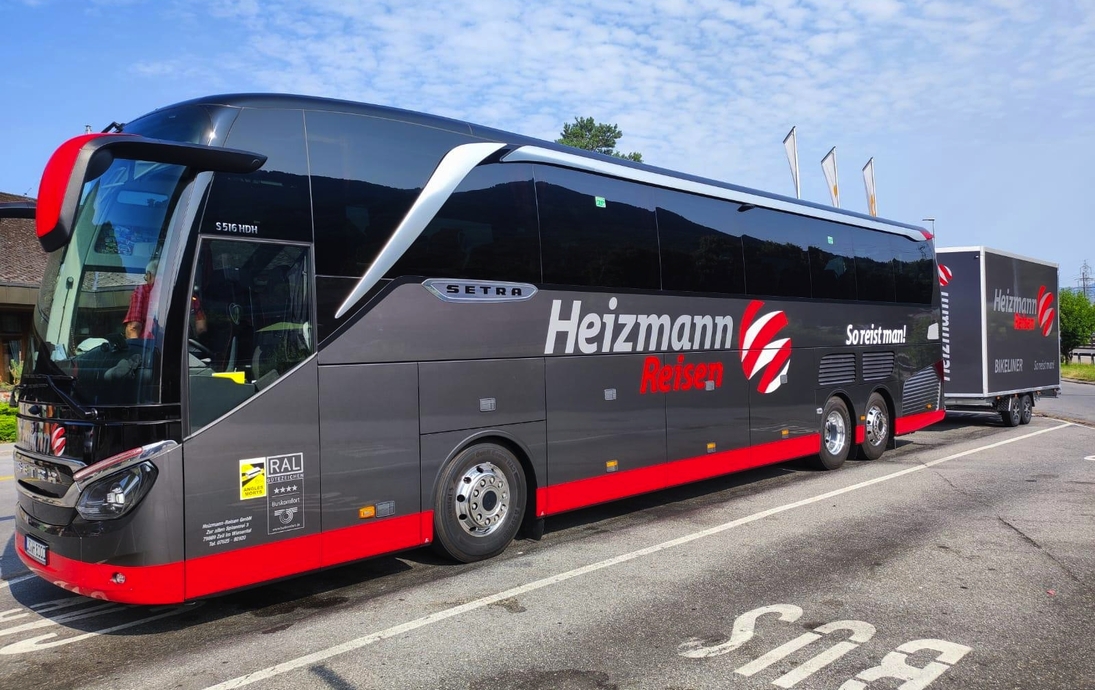 Bus mit Radanhänger
