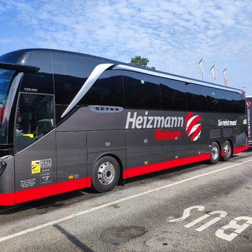 Bus mit Radanhänger