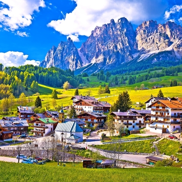 Cortina d’Ampezzo in den Dolomiten - © xbrchx - stock.adobe.com