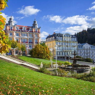 Goetheplatz und öffentlicher Park mit Brunnen und Kurhäusern im Herbst - Zentrum von Marienbad - © Jiri Vanicek - stock.adobe.com