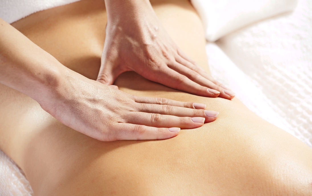 Frau, die Rückenmassage, ein Mädchen