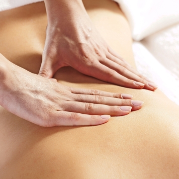 Frau, die Rückenmassage, ein Mädchen - © arizanko - Fotolia
