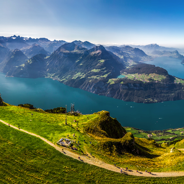 Aussicht auf den Vierwaldstättersee mit Rigi und Pilatus, Brunnenstadt vom Fronalpstock - ©Eva Bocek - stock.adobe.com
