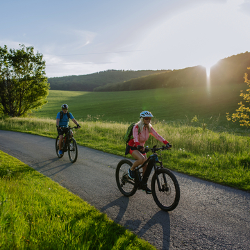 aktives Seniorenpaar fährt E-Bike