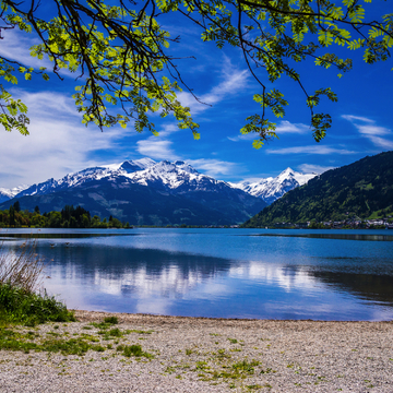 Zeller See mit Blick auf Zell am See und Kitzsteinhorn Gletscher in Österreich