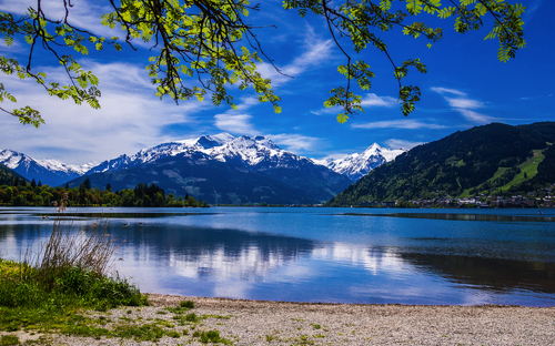 Zeller See mit Blick auf Zell am See und Kitzsteinhorn Gletscher in Österreich