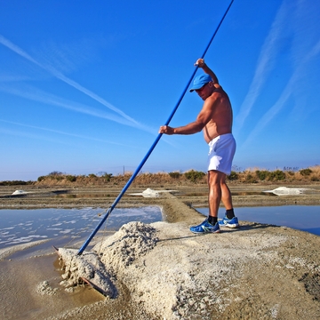 paludier ernten das grobe Salz in den Salzmooren von Guérande - © DreanA - Fotolia