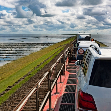 Autozug auf dem Hindenburgdamm Richtung Sylt - © Wolfgang Jargstorff - stock.adobe.com