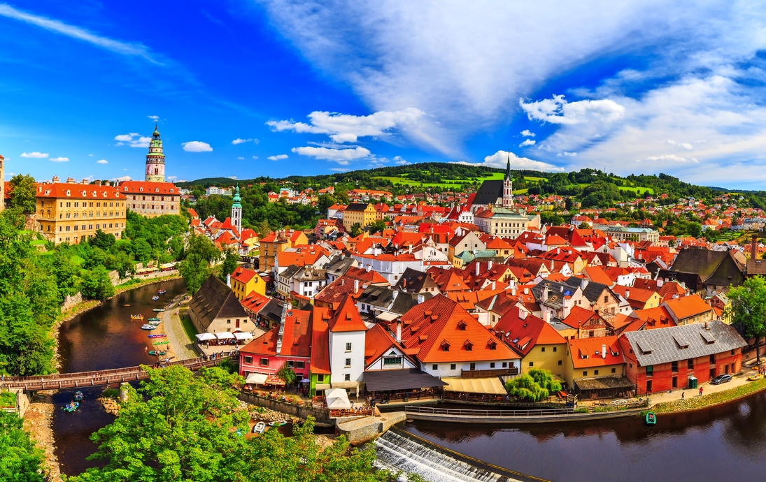 Schöne panoramische Marksteinansicht zur Kirche und zum Schloss in Cesky Krumlov, Tschechische Republik. UNESCO Weltkulturerbe