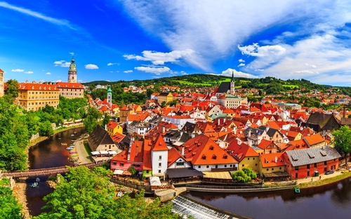 Schöne panoramische Marksteinansicht zur Kirche und zum Schloss in Cesky Krumlov, Tschechische Republik. UNESCO Weltkulturerbe